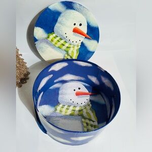 Snowman Blue/White Double Image Round Gift Box with Rope Handle